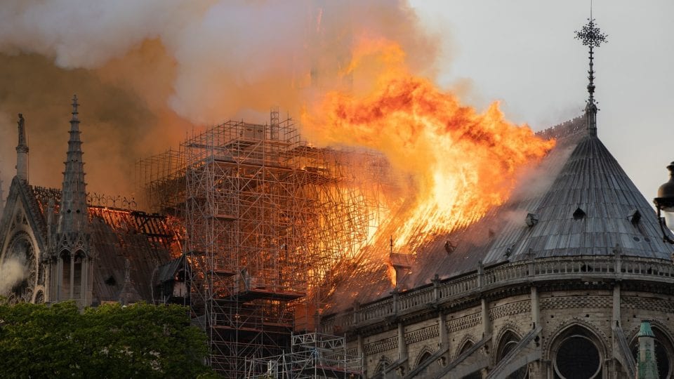 Kathedrale Notre-Dame in Flammen
